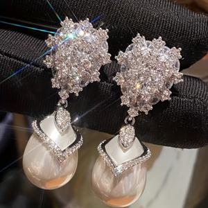 TEMU 여성을 위한 우아한 드롭 이어링 한 쌍, 고급스러운 파브 세트 반짝이는 지르코니아 꽃 스터드가 특징인 아름다운 신부 웨딩 이어링, 우아한 인조 진주 드롭 이어링 포함, 여성들의 연회에서 고급 주얼리로 완벽 (상자 미포함)