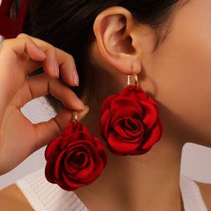 TEMU 여성을 위한 우아한 빨간 장미 드롭 귀걸이 - 큰 꽃이 달린 귀걸이, 금색 핀으로 완벽한 결혼식, 파티 및 데이트, 스타일, 폴리에스터 및 철 재질, 결혼식 장신구 | 귀걸이 | 골든톤 마감