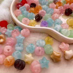 TEMU 108개 귀여운 크림색 아크릴 스트레이트홀 별 비즈 & 비즈 세트, DIY 팔찌, 키체인, 헤어 액세서리 및 기타 창의적인 장식에 완벽. 크리스마스, 휴일, 축제용 수제 선물로 이상적. 비즈워크 프로젝트를 위한 공예가와 소매업자들 사이에서 인기 있는 선택, 초보자와 숙련된 공예 애호가 모두에게 적합