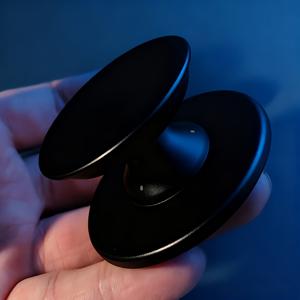 TEMU 화이트 & 블랙 혁신적인 자석 휴대폰 홀더 휴대용 자석 휴대폰 그립 스탠드 원클릭 스냅 온 & 오프 유연한 소재 미끄럼 방지 내구성 및 스크래치 방지 기기용