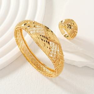 TEMU 미드 이스턴 스타일의 금색 구리 소재 팔찌와 반지 세트입니다. 세련된 속이 빈 넓은 패턴이 특징이며, 결혼식 및 일상복으로 적합한 여성용 주얼리 세트입니다.