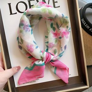 TEMU 여성용 플로럴 헤드스카프 - 부드러운 파스텔 핑크 꽃무늬, 가벼운 무신축성 스카프, 일상 및 공식 행사용, 우아한 목도리, 파티 액세서리, 통기성 원단, 사무실 착용, 손세탁 가능, 스타일리시 헤어웨어