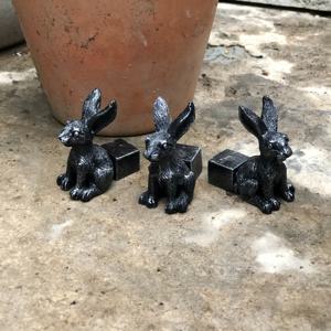 TEMU 3pcs 귀여운 토끼 레진 플랜터 스탠드 - 아트 데코 스타일 블랙 토끼 조각품, 장식용 그릇, 실내/실외 사용을 위한 방수 및 세련된 디자인, 실내/실외 장식, 재미있는 디자인, 방수 재료