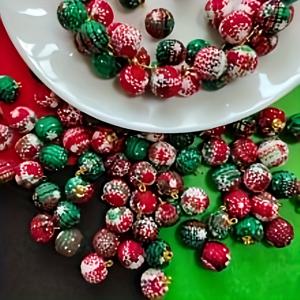 TEMU 36개 미니 크리스마스 볼 장식 - 빨강/초록/하양 체크무늬 패브릭 랩, 골드 모자와 후크 포함, DIY 공예용품, 미니 트리 장식, 화환, 가랜드, 겨울 원더랜드 파티용 - 36개 컬러 코드 세트, 휴일 장식,축제 장식 리스,클래식 스타일,내구성 있는 휴일 장식,수제 느낌,장식용 볼,파티 플래너,휴일 쇼핑객