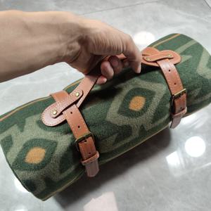 TEMU 야외 담요, 캠핑 장비, 피크닉 매트, 비치 백, 방습 패드의 쉬운 운반 및 보관을 위한 금속 그로밋이 있는 1개 스트랩 - 녹색과 베이지 기하학적 디자인, 캠핑 담요 캐리어 | 스타일리시한 그로밋 디테일 | 안전한 부착 기능, 캠핑 액세서리