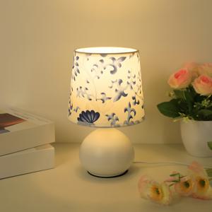 TEMU 전통적인 빈티지 블루와 화이트 도자기 갓이 있는 탁상 램프로, 북유럽 스타일의 구형 금속 받침대가 특징입니다. 눈에 부드러운 따뜻한 조명을 제공합니다. 거실, 침실, 서재, 책상에 적합한 장식 조명으로, 친구나 동료에게 선물하기에 좋습니다. 생일, 휴일, 집들이 선물로 완벽합니다.