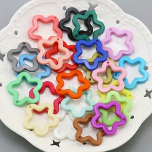 TEMU 20개 아름다운 단색 혼합톤 오각별 사이드홀 비즈 & 비즈 어쏘트먼트, 플라워 매화 모양 펜던트. DIY 공예용 팔찌, 키체인, 헤어 액세서리 및 기타 창의적인 장식에 이상적. 크리스마스, 휴일, 축제 선물 제작에 완벽한 수제 비즈. 공예가와 소매업자들 사이에서 인기 있는 수제 공예용품. 초보자와 숙련된 공예가에게 모두 적합