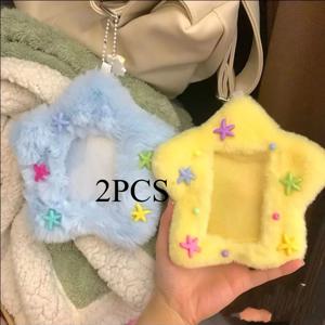 TEMU 2개 세트 스타 플러시 포토 클립 - 소프트 폴리에스터 섬유, 랜덤 별 색상 장식, 귀여운 한국 웨이브 아이돌 및 버스 카드 보호 커버, 컬러풀한 푹신한 디자인과 걸이 링 포함 - 사진 전시에 완벽한 귀여운 포토 클립