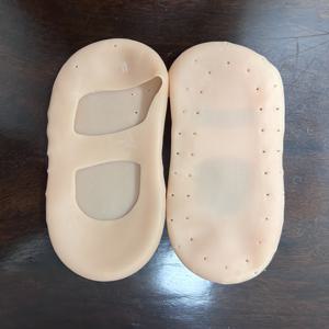 TEMU 1쌍 실리콘 발 커버 - 두꺼운 보호 양말, 수면, 해변, 여행용 - 거친 발을 부드럽게, 갈라진 발뒤꿈치 및 내성발톱 방지 - 미끄럼 방지 그립, 세척 용이 - 가정, 체육관, 스파, 호텔 사용에 적합 - 발 관리 필수품, 발 양말, 편안한 착용감, 내구성 있는 소재, 루틴, 발용 장갑, 알로에 베라가 있는 양말, 발 크림, 촉촉한 발 양말