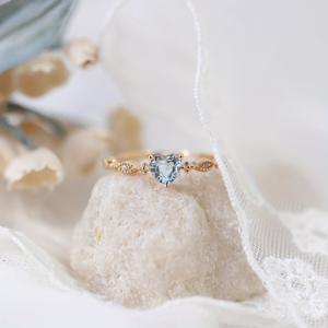 TEMU ANGOL 여성용 우아한 빈티지 하트 모양 반지 - 스카이 블루 합성 보석, 골든톤 밴드, 결혼식 및 파티 주얼리, 일상적 우아함, 사진 준비 완료된 쥬얼리 박스 포함 생일 선물