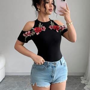 TEMU 그녀의 옷을 위한 우아한 오프숄더 로즈 플로럴 여성 티셔츠 - 블랙, 빨간색과 핑크색 로즈, 반팔, 라운드 넥, 스트레치 소재, 캐주얼 또는 시크한 옷에 완벽한 여성 티셔츠