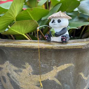 TEMU 1pc 매력적인 낚시 판다 가족 야외 조각 - 검은색 & 흰색 귀여운 낚시 장식, 대나무 모자 디자인, 수조, 연못, 정원에 적합한 수지, 판다 팬들을 위한 완벽한 선물