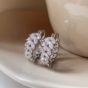 TEMU 여성을 위한 호화로운 반짝이는 합성 지르코니아 잎 모양 후프 귀걸이 - 화이트 골드 도금 우아한 주얼리, 결혼식/파티/일상용 & 휴가용 - 4월 탄생석 선물, 귀여운 귀걸이, 파티 액세서리, 화려한 장신구, 세밀한 디자인, 여성 패션, 휴가 스타일, 정교한 공예, 트렌디한 후프, 신부 액세서리