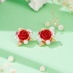 TEMU 1 쌍의 유럽 및 미국 패션 감성 모든 매치 레드 로즈 귀걸이 레트로 기하학적 3차원 꽃 중국 레드 귀걸이 귀여운 바로크 스타일 섹시한 우아한 로맨틱한 중동 스타일 수제 모조 진주 모조 진주 모조 진주 인레이 귀걸이 여성용 일상 파티 여가 일상 휴가 착용에 적합