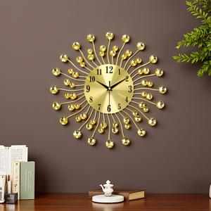 TEMU 1개 모던 금속 벽시계 - 골드 라디얼 라인, 내구성 있는 주철 제작, 거실/주방/침실용 큰 시계판, AA 배터리 구동 (배터리 별도) - 집들이 선물 추천, 우아한 디자인, 현대적 인테리어 소품, 고품질 구조, 세련된 시간 측정기