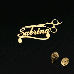 TEMU 개인화된 이름 라펠 칼라 핀 - 우아한 스테인리스 스틸 남성용 재단 테마 배지, 단일 블레이드 가위 & 재단사 가위 디자인 - 비즈니스, 정장, 파티, 캐주얼 복장용 맞춤형 이름/이니셜 - 이발사, 미용사, 아버지의 날, 크리스마스, 생일 선물로 이상적 - 내구성 있고 변색 방지 전문적으로 개인화됨 - 정장 재킷 및 라펠과 호환 가능