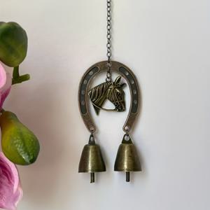 TEMU 빈티지 행운의 말발굽 풍경 - 소박한 철제 말 장식, 금색 벨과 물방울 무늬 풍경 장식으로 장식되어 있으며, 야외 정원 및 가정용 걸이 장식에 적합합니다. 발렌타인데이, 어버이날에 이상적입니다.