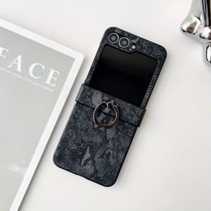 TEMU 갤럭시 Z 플립 6용으로 설계된 세련된 뱀 패턴 링 폰 케이스, 갤럭시 Z 플립 5와 호환 가능하며, 미니멀한 디자인을 특징으로 합니다.