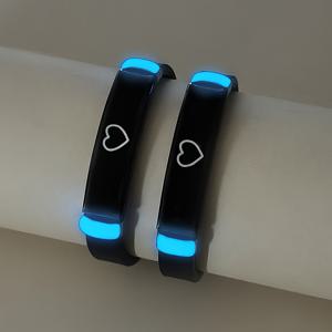 TEMU 하트 디자인의 발광 실리콘 커플 팔찌 2개 세트 - 그와 그녀를 위한 스타일리시한 발렌타인데이 선물, 블랙과 파란 빛 효과, 캐주얼 의상 또는 특별한 날을 위한 커플용 팔찌