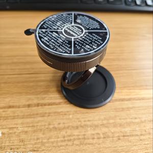 TEMU 진공 흡착 패드와 강력한 접착력이 특징인 업그레이드된 나노 흡착 컵 마그네틱 휴대폰 홀더입니다. 텍스처된 나무 표면에 강력하게 고정되며 다양한 휴대폰 액세서리와 호환됩니다. 360° 회전이 가능하며 보관용으로 접을 수 있습니다.