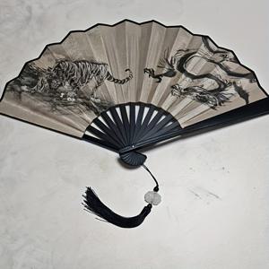 TEMU 10.63인치 레트로 스타일 팬, 용과 호랑이 패턴, 실용적인 홈 데코, 예술적인 벽걸이, 주방과 거실을 위한 레트로 공예 팬, 주방 장식, 예술적 디스플레이, 빈티지 디자인, 클래식 미학, 장식 예술, 내구성 있는 소재, 벽 장식, 스타일리시한 팬, 빈티지 애호가, 선물 구매자|벽걸이선풍기