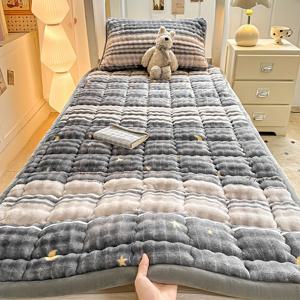 TEMU 1 브라운 하트 패턴과 체크 디자인의 얇은 매트리스 커버 - 부드러운 소재, 기숙사 및 학생들에게 이상적, 가을/겨울 시즌의 편안함, 다양한 사이즈, 침실 필수 아이템|매트리스커버