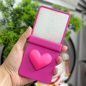 TEMU 로즈 레드 풀 커버리지 라이트 베이지 + 3D 대형 하트 폰 케이스 (Flip 7, Flip 6, Flip 5, Flip 4, Flip 3 호환)