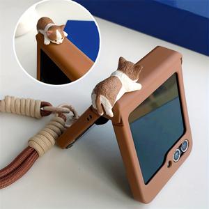 TEMU 사랑스러운 3D 만화 고양이 휴대폰 케이스 (브라운 색상, 부드러운 무광 마감), 매력적인 끈이 특징, 삼성 갤럭시 Z 플립 모델 7, 6, 5, 4, 3용으로 디자인되었습니다. 이 귀여운 단색 케이스는 뒷면을 위한 낙하 방지 기능을 제공합니다.|폰케이스