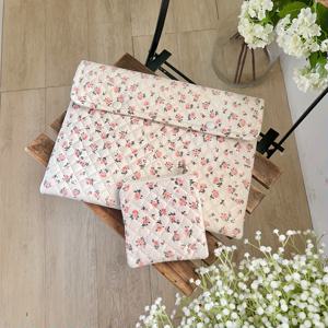 TEMU 매치되는 파우치가 있는 스타일리시한 플로럴 랩탑 슬리브 - 13.3/14.1인치 노트북에 적합, 내구성 있는 폴리에스터, 크림색 꽃무늬 디자인, 쉽게 들고 다닐 수 있는 롤업 기능, 기술 정리함 | 플로랄 랩탑 백 | 부드러운 그립 핸들, 귀여운 랩탑 가방