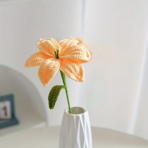 TEMU 수제 크로셰 밀크 릴리 꽃다발 - 발렌타인데이를 위한 화려한 멀티컬러 폴리에스터 니트 인조꽃, 봄 홈데코, 테이블탑 센터피스, 관리 필요 없는 플라워 아레인지먼트