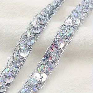 TEMU 폭이 1cm인 13야드 카드로, 금실과 은실로 된 실, 물결 무늬, 레이저처럼 빛나는 스팽글, 작은 꽃 가장자리가 특징입니다. 댄스 의상, 가방, 모자 등의 액세서리로 사용됩니다.