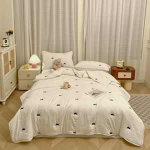 TEMU 1개 럭셔리 자수 여름용 가벼운 쿨링 이불 - 통기성 좋은 100% 폴리에스터, 현대적 스타일의 골든 플로럴 패턴, 에어컨 방에 적합한 다양한 사이즈