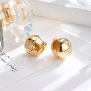 TEMU 공백 라운드 스무스 이어 스터드 한 쌍, 귀여우면서도 심플하고, 일상적인 파티룩에 어울리는 우아함.