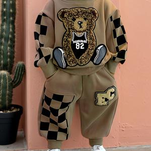 TEMU 남아용 라운드넥 가을 겨울 후드티와 테이퍼드 롱팬츠 세트, 스타일리시한 블랙 체크 프린트와 곰돌이 자수 장식. 가을과 겨울, 캐주얼 활동, 야외 활동에 완벽하며 세탁기 사용 가능, 야외 활동에 적합