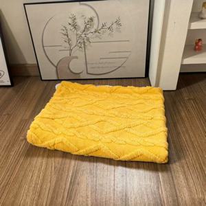 TEMU 럭셔리 플러시 펫 담요 양면 부드러운 두꺼운 따뜻한 수면 패드, 재미있는 향기 볼 포함, 소프트, 웜, 사계절 사용 가능, 다양한 색상 및 크기의 직사각형 폴리에스터 담요, 실내 강아지와 고양이에게 적합, 슈퍼 킹 사이즈 스로우, 슈퍼 킹 침구, 슈퍼 킹 스로우, 개 침대, 개 액세서리