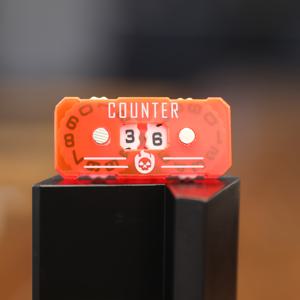 TEMU 1 보드 게임 카드 카운터 - DND, MTG, 트레이딩 카드 및 더 많은 카드 카운터를 위한 휴대가 편리한 손잡이가 있는 컴팩트한 내구성 있는 플라스틱 카운터 - 테이블 탑 게임, 게임 액세서리, 세련된 디자인, 튼튼한 구조를 위한 휴대용 게임 라이프 카운터