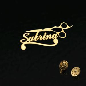 TEMU 개인화된 이름 라펠 칼라 핀 - 우아한 스테인리스 스틸 남성용 재단 테마 배지, 단일 블레이드 가위 & 재단사 가위 디자인 - 비즈니스, 정장, 파티, 캐주얼 복장용 맞춤형 이름/이니셜 - 이발사, 미용사, 아버지의 날, 크리스마스, 생일 선물로 이상적 - 내구성 있고 변색 방지 전문적으로 개인화됨 - 정장 재킷 및 라펠과 호환 가능