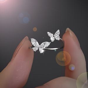 TEMU 1pc S925 순한 은색 하이퍼센서, 나비 합성 지르코니아와 큐빅 지르코니아 조합, 조절 가능한 오픈 링, 부드러운 성격, 가벼운 럭셔리, 독특한 스타일, 여성용 링, 일상 착용/휴가/ 데이/생일/어머니의 날 선물에 적합, 여성에게 완벽한, 은색 링 1.4g, 작은 플라스틱 상자 팩