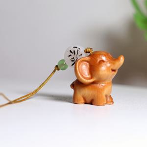 TEMU 클래식 스타일 나무 코끼리 조각 걸이 장식, 손수 제작된 동물 매력, 장식용 비전기, 소나무, 이상적인 새해 선물을 위한 깃털 없음