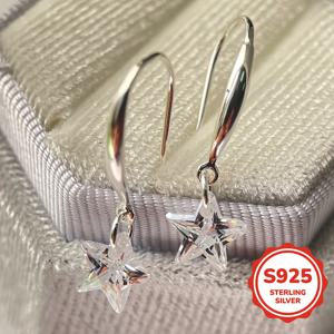 TEMU 925 스털링 실버 귀걸이 한 쌍으로, 다섯 개의 별 모양으로 만들어진 인공 큐빅 지르코니아 스톤이 특징입니다. 귀엽고 반짝반짝 빛나 Valentine's Day 또는 생일에 여자 친구, 아내, 연인 또는 어머니에게 줄 수 있는 훌륭한 선물입니다. 기프트 백이 함께 제공됩니다.
