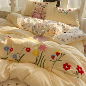 TEMU 봄 신제품 자수 꽃무늬 + 베이지색 이불 커버 3피스 세트 (이불 커버 1개 + 베개커버 2개 조합) 목가적 스타일 타월 자수 작은 꽃 무늬 화학 섬유 소재 부드럽고 세탁기 사용 가능 사계절 내내 사용 가능 퀼트 코어 및 베개 코어는 포함되지 않음