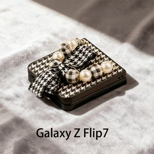TEMU 클래식 PC 소재 블랙 앤 화이트 체크 무늬 낙하 방지 케이스, 리본 및 진주 끈 포함, 갤럭시 Z 플립 3/4/5/6 시리즈 보호 휴대폰 커버에 적합.