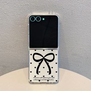 TEMU 삼성 갤럭시 Z 플립 7 및 Z 플립 7 SE용 투명한 검은 하트와 리본 패턴이 있는 방탄 폰 케이스, 삼성 갤럭시 Z 플립 7 시리즈 폰을 완벽하게 보호하는 디자인으로 슬림하고 가벼운 디자인으로 스크래치 방지 기능이 있는 견고한 쉘을 제공합니다