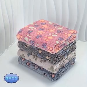 TEMU 발자국 디자인의 부드럽고 따뜻한 벨벳 애완 동물 담요 4개 세트. 소형, 중형, 대형견 품종에 적합하며 크리스마스, 할로윈, 추수감사절 선물로 완벽합니다.