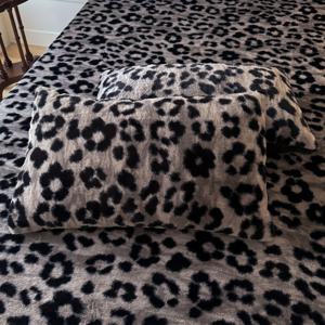 TEMU 고급스러운 인조 토끼 플러시 베개커버 한 쌍 - 부드럽고 섬세한 라이트 베이지, 두꺼운 소재, 표범, 호랑이, 나비, 꽃무늬 패턴, 따뜻한 베개커버, 털빠짐 및 색상 변화 없음 (베개솜 미포함)