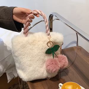 TEMU 여성용 우아한 체리 플리스 크로스바디 백, 자석 버클 잠금 & 조절 가능한 메탈 체인 스트랩 - 대용량 사각 핸드백, 부드러운 모조 밍크 모피 질감, 통근, 쇼핑, 데이트에 적합한 경량 디자인 - 사계절 활용 가능한 선물 (크리스마스)