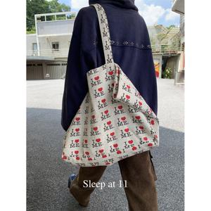 TEMU 한국 스타일 레터 & 하트 프린트 대용량 가벼운 핸드헬드 숄더백 - 베이지 캐주얼 언더암 퍼스, 출퇴근, 쇼핑 및 일상 사용에 내구성 강함, 손세탁 가능