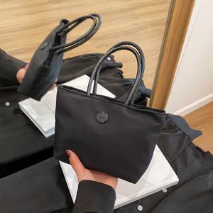 TEMU 2025 신제품 일본식 나일론 여성용 핸드백 - 귀여운 바구니 모양 지퍼 클로저, 내구성 있는 폴리에스터 안감, 다양한 색상(화이트/보라/그린/노랑/블랙) - 출퇴근 및 캐주얼 외출용 컴팩트 토트백, 스타일리시 로고 포인트, 튼튼한 구조|토트백