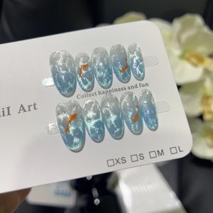 TEMU 프랑스 빙하 파란 바다 바닥에서 영감을 받은 섬세한 물결 디자인, 잉어 꼬리와 고양이 눈 모티프가 장식된 고급스러운 네일 10개 세트입니다. 이 우아하고 부드러운 스타일의 네일 패치들은 아름다움을 포착하는 데 이상적입니다.|매니큐어