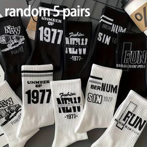 TEMU 5/10/20켤레 남성용 미드-캐프 양말 - 블랙 & 화이트 대조 레터 프린트, 트렌디 스트리트웨어 커플 양말, 청소년용, 내구성 있는 폴리에스터 원단, 손세탁/드라이클리닝, 편안한 양말 소재
